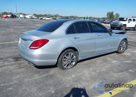 2016 Mercedes-Benz C 300 из США, поврежденный, VIN 55SWF4KB6GU098332